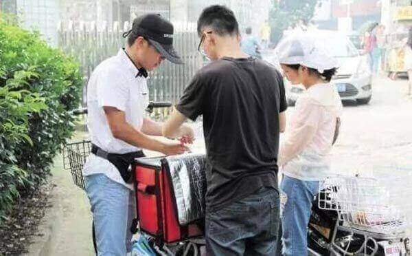 高校食堂外卖app走红,学生送餐月入千元.jpg